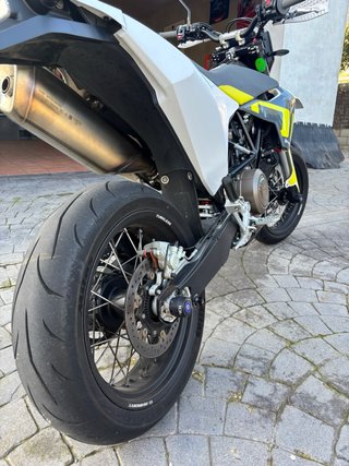 Husqvarna 701 Supermoto 2022 – 75Cv---Full Extras