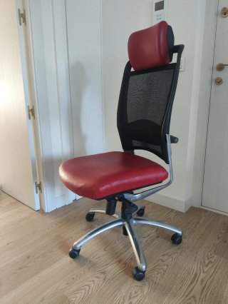 Silla de oficina Herpesa roja y negra.