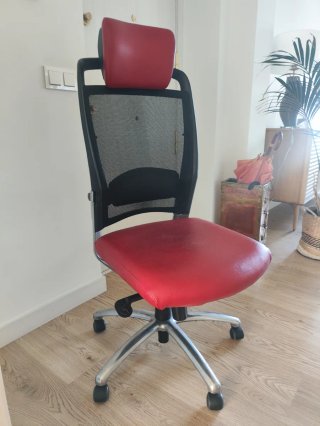 Silla de oficina Herpesa roja y negra.