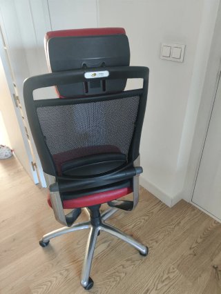 Silla de oficina Herpesa roja y negra.