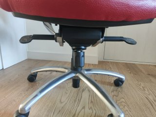 Silla de oficina Herpesa roja y negra.