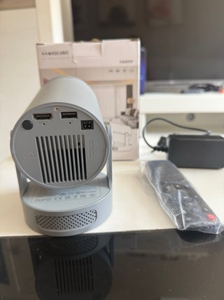 Proyector gris con app TV y películas