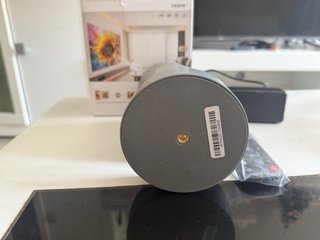 Proyector gris con app TV y películas