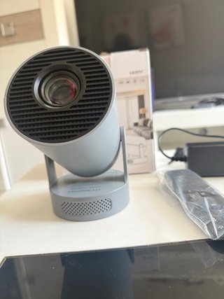 Proyector gris con app TV y películas