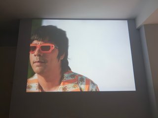 Proyector gris con app TV y películas