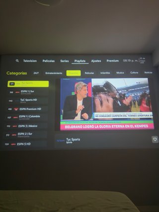 Proyector gris con app TV y películas