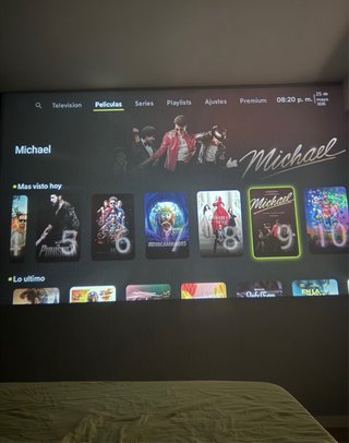 Proyector gris con app TV y películas