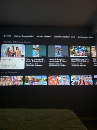 Proyector gris con app TV y películas