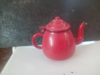 Tetera de hierro esmaltado roja