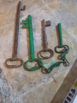 4 llaves antiguas, 2 grandes y 2 pequeñas