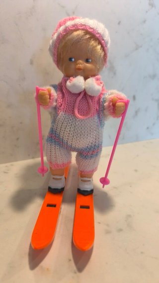 Barriguitas Esquiadora con Ropa y Esquís.