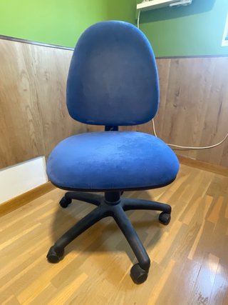 Silla de oficina azul con ruedas