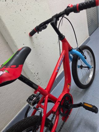 Bicicleta infantil roja y azul 14 pulgadas