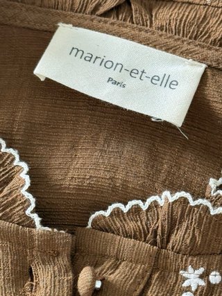 Blusa marion et elle color marrón con bordados i