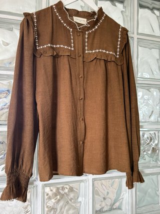 Blusa marion et elle color marrón con bordados i