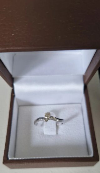 Anillo de Oro Blanco con Diamante Solitario