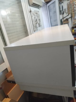 Mueble bajo TV gris y blanco