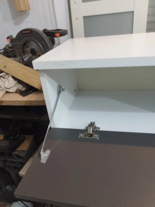 Mueble bajo TV gris y blanco
