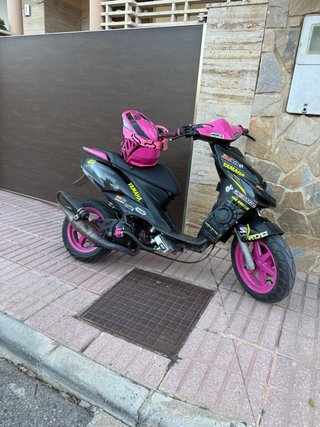 Yamaha Jog RR Negra y Rosa