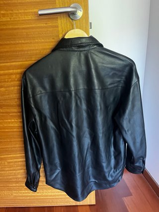 Sobrecamisa efecto piel Stradivarius Talla S