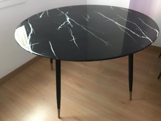 Mesa redonda efecto mármol negro y oro