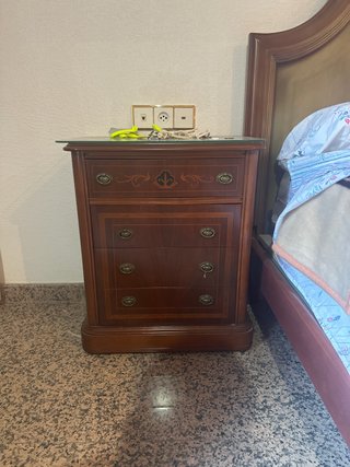 Mesita de noche de madera con tapa de cristal