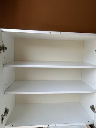 Mueble de cocina beige y dorado.