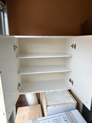 Mueble de cocina beige y dorado.