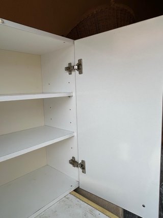 Mueble de cocina beige y dorado.