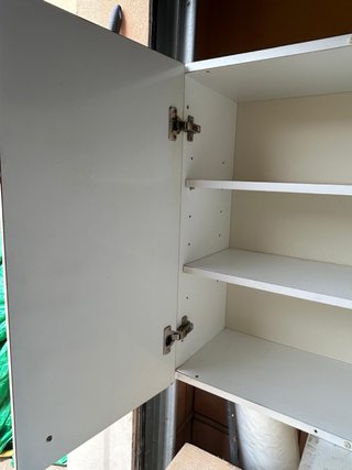 Mueble de cocina beige y dorado.