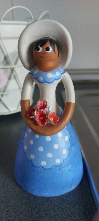 Portavasi decorato con rose in metallo e ceramica