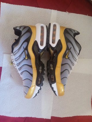 Zapatillas Nike Air Max Plus TN SE Dorado Blanco