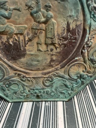 Metopa octogonal de latón repujado antiguo