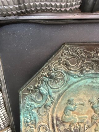 Metopa octogonal de latón repujado antiguo