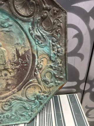 Metopa octogonal de latón repujado antiguo