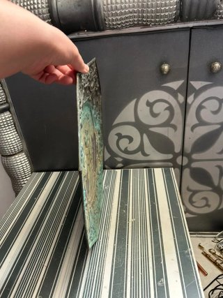 Metopa octogonal de latón repujado antiguo