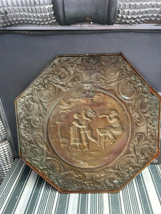 Metopa octogonal de latón repujado antiguo
