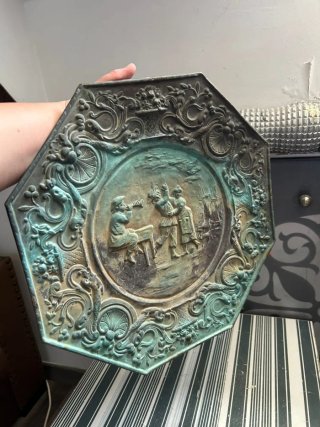 Metopa octogonal de latón repujado antiguo