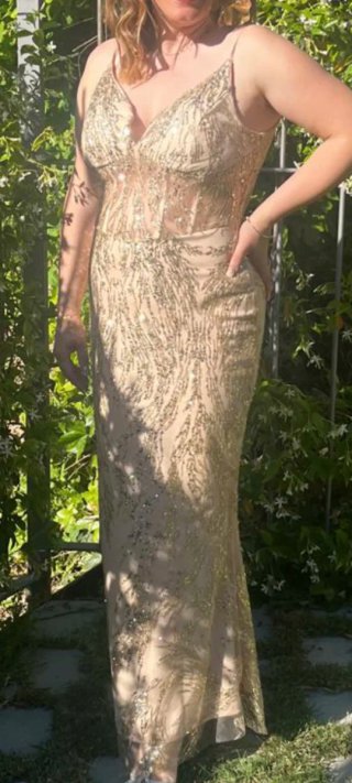 Vestido precioso de  fiesta dorado brillante.
