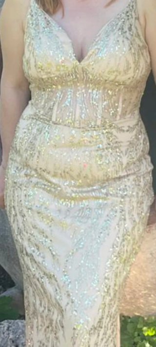 Vestido precioso de  fiesta dorado brillante.