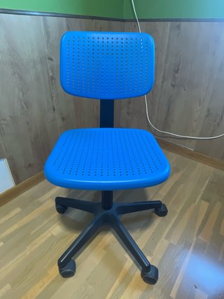Silla de escritorio azul con ruedas