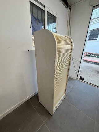 Mueble blanco con persiana
