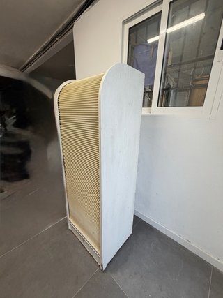 Mueble blanco con persiana