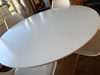 Sofá, Mesa y 4 Sillas