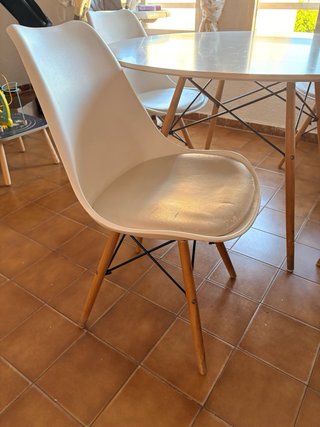 Sofá, Mesa y 4 Sillas