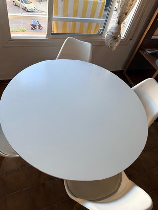 Sofá, Mesa y 4 Sillas