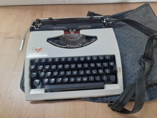 Máquina de escribir Olivetti Basic años 80