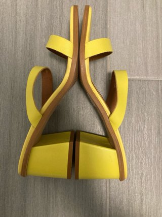 Sandalias ASOS amarillas tacón ancho