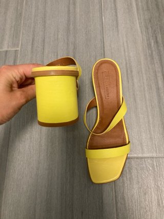 Sandalias ASOS amarillas tacón ancho