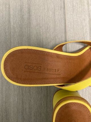 Sandalias ASOS amarillas tacón ancho
